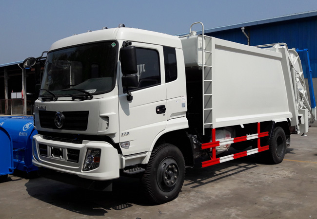 國(guó)五東風(fēng)壓縮式垃圾車(chē)